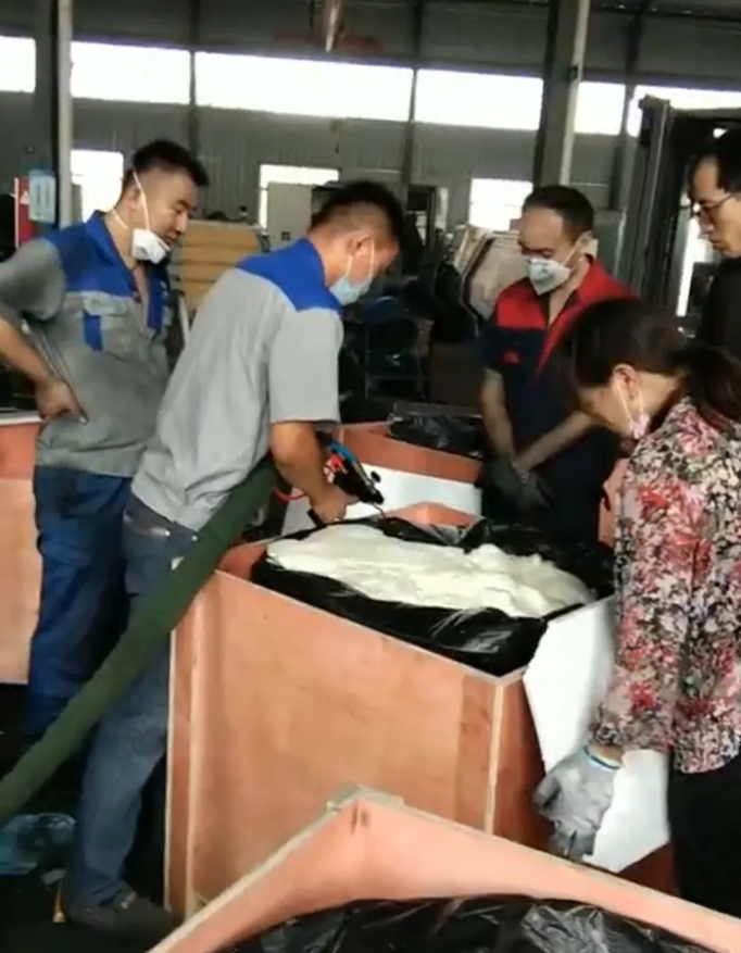 聚氨酯發(fā)泡機(jī)泡沫填充貴重品的“移動(dòng)安全艙”