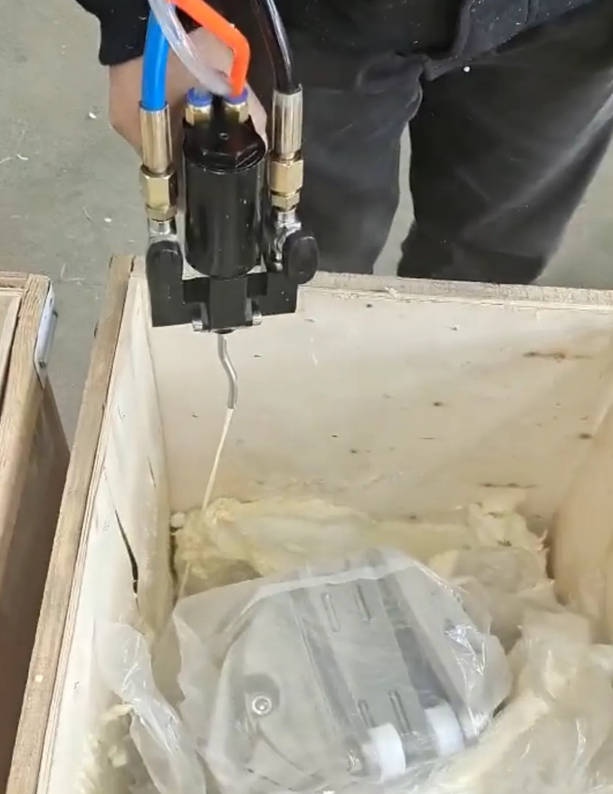 聚氨酯發(fā)泡機(jī)泡沫填充貴重品的“移動(dòng)安全艙”