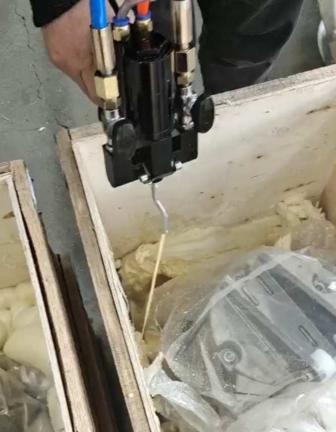 聚氨酯發(fā)泡機(jī)泡沫填充貴重品的“移動(dòng)安全艙”